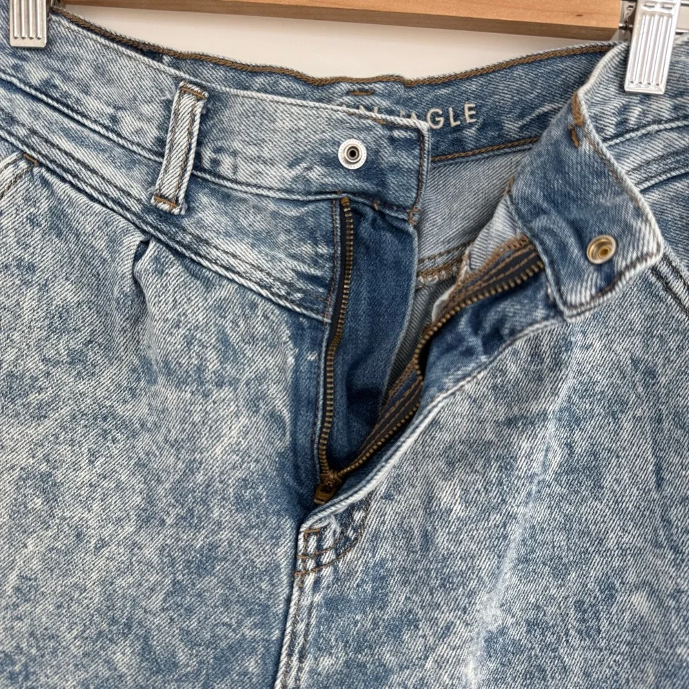 AMERICAN EAGLE | Acid Wash Mom Jean Shorts - Size 6 - Picture 3 of 11
